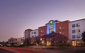 Holiday Inn Express Hotel&Suites Belmont